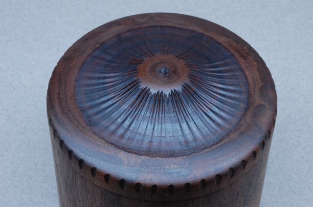 Walnut box with threaded top -box02.jpg 640x424 - 67k