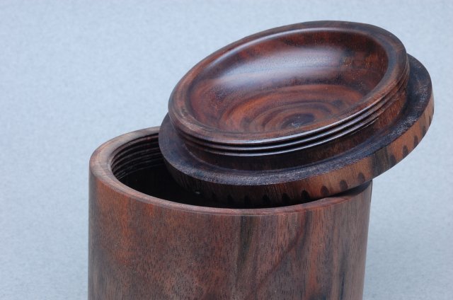 Walnut box with threaded top -box03.jpg 640x424 - 56k