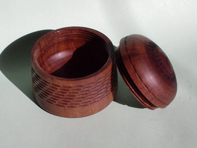 Walnut box with threaded top -base2.jpg 640x482 - 37.7k